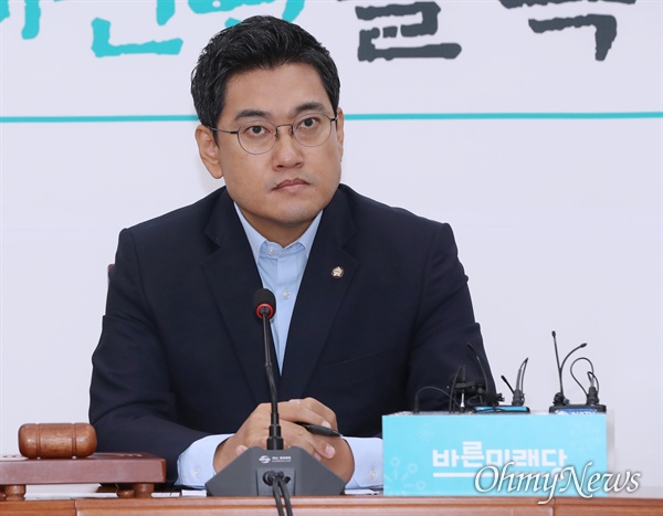 바른미래당 오신환 원내대표가 13일 국회에서 원내대책회의를 주재하고 있다. 