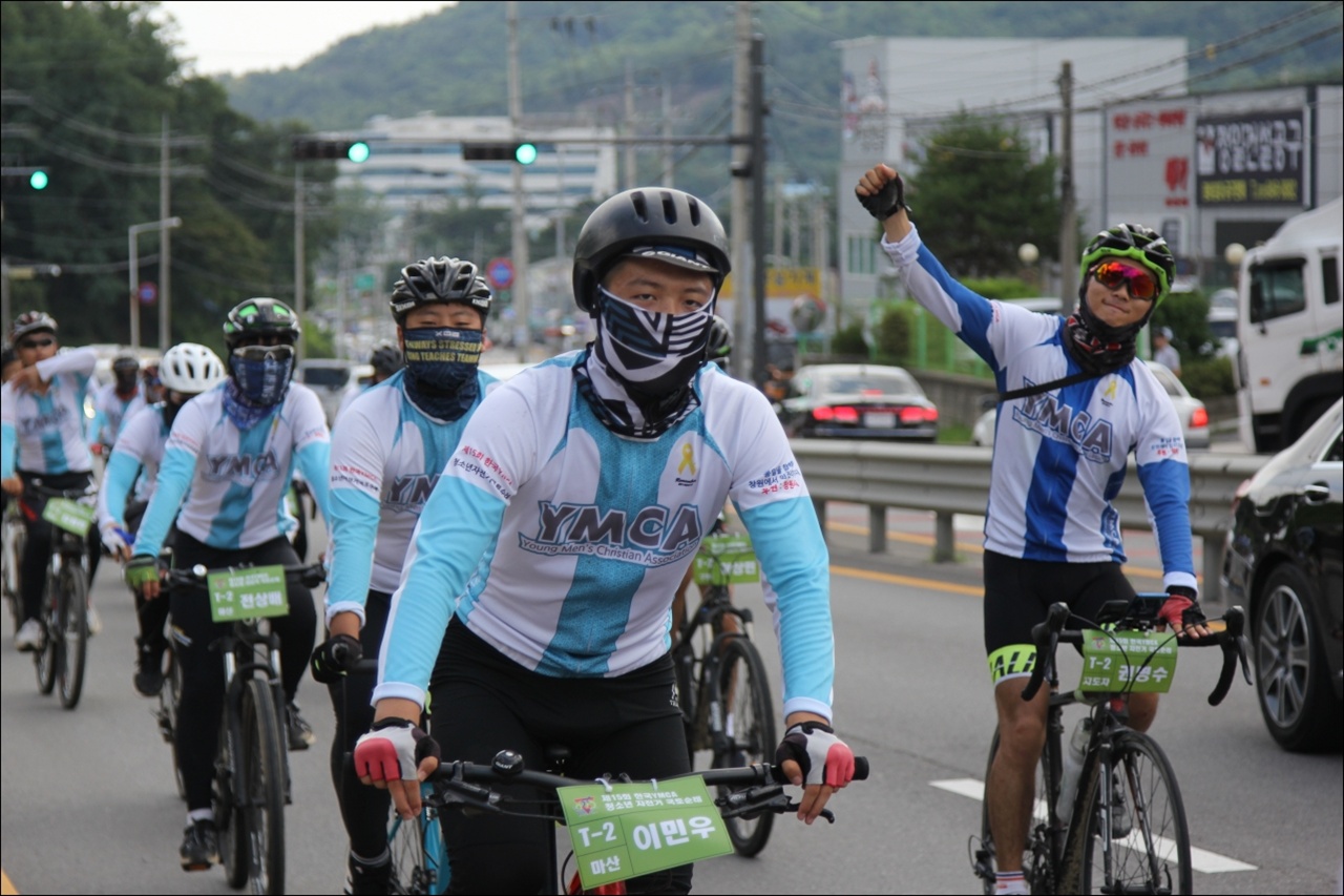  라오스에서 관광 가이드 일을 접고 국토순례에 참가한 권병수씨(맨 오른쪽)