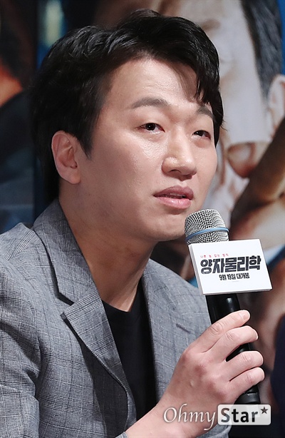 '양자물리학' 이창훈, 탄탄한 씬장악러 배우 이창훈이 13일 오전 서울 CGV압구정에서 열린 영화 <양자물리학> 제작보고회에서 작품을 소개하고 있다.
<양자물리학>은 '생각이 현실을 만든다'라는 양자물리학적 신념을 모토로 삼은 유흥계의 화타가 유명 연예인의 마약 사건에 검찰과 정계가 연결된 사실을 알고 업계 에이스들과 함께 썩은 권력과 한판 승부를 벌이는 범죄오락극이다. 9월 19일 개봉 예정,