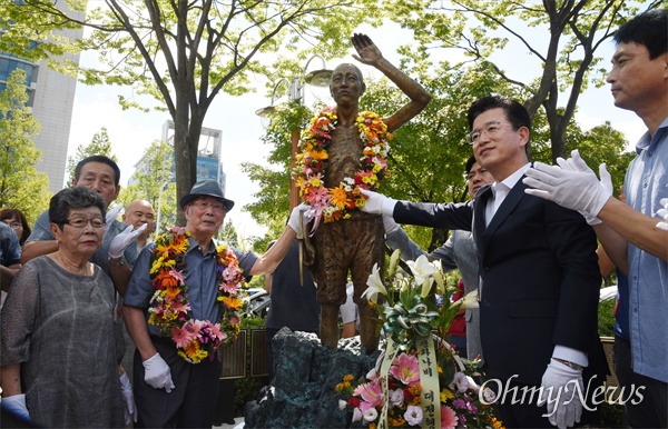  13일 오전 대전 서구 둔산동 보라매공원 대전평화의소녀상 앞에서 열린 '대전강제징용노동자상' 제막식. 사진은 노동자상 제막 후 기념사진을 찍는 모습. 앞줄 왼쪽 부터 김한수 할아버지의 아내 박애순 씨와 강제징용피해자 김한수(102세, 일본 나가사키 미쓰비시 조선소에서 일함) 할아버지, 허태정 대전시장, 이대식 민주노총대전본부장. 뒷줄은 강제징용피해자 고 최장섭 할아버지의 장남 최기현 씨.