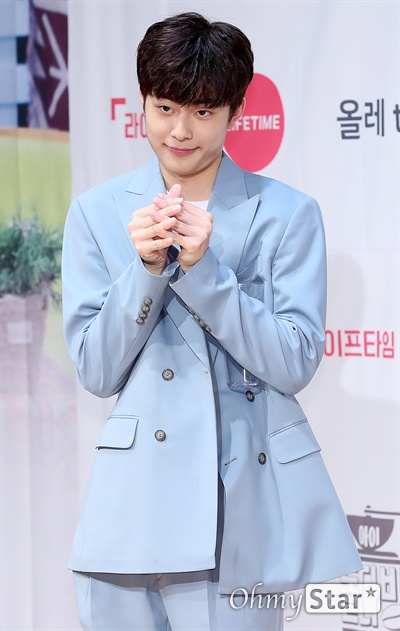 '아이돌다방' 유선호, 하트 5개 투척! 가수 유선호가 13일 오후 서울 광화문 KT스퀘어에서 열린 라이프타임 채널-KT 올레tv 모바일 신규 예능 <아이돌다방> 제작발표회에서 포토타임을 갖고 있다. <아이돌다방>은 '아직도 아이돌'인 앤디와 '아기 아이돌' 유선호가 아이돌 게스트를 초청해 잠시 쉬었다 가는 카페를 운영하는 아이돌 힐링 프로그램이다. kt 올레tv모바일 14일 수요일 선공개, 라이프타임 채널 18일 일요일 오후 11시 40분 첫 방송.