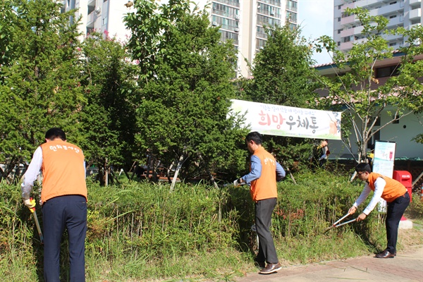  한화갤러리아 진주점은 13일 진주시가좌사회복지관을 찾아 봉사활동을 벌였다.