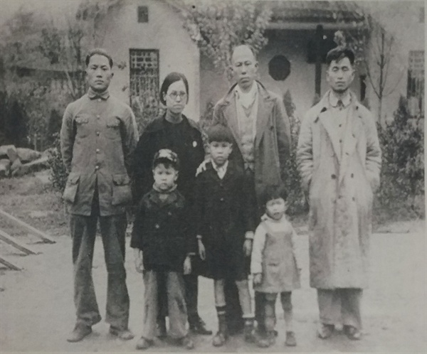 운암 두군혜 가족사진. 김성숙의 중국가족과 동지들. 가운데 김성숙과 두군혜 부부가 서있고, 오른쪽이 박건웅이다. 