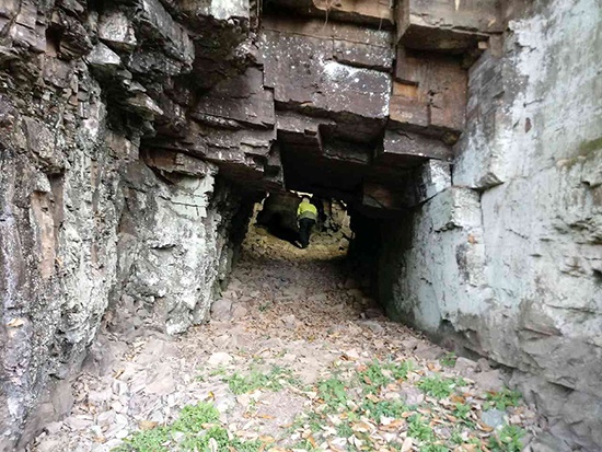 봉무동 일제 군사 동굴의 내부. 멀리 보이는 사람을 통해 동굴의 크기를 가늠할 수 있다.