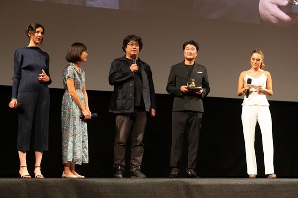  배우 송강호가 72회를 맞은 로카르노영화제에서 특별 공로상을 받았다. 