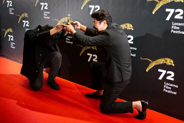  배우 송강호가 72회를 맞은 로카르노영화제에서 특별 공로상을 받았다. 
