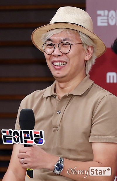 '같이 펀딩' 김태호, 다시 시작 김태호 PD가 14일 오후 서울 상암동 MBC사옥에서 열린 MBC 새 예능 <같이 펀딩> 제작발표회에서 프로그램을 소개하고 있다. <같이 펀딩>은 혼자서는 실현하기 어려운 다양한 분야의 가치있는 아이디어를 방송을 통해 확인한 시청자들이 크라우드 펀딩을 통해 '같이' 실현해보는 펀딩 예능 프로그램이다. 18일 일요일 오후 6시 30분 첫 방송.