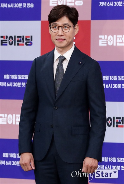 '같이 펀딩' 유준상, 독립투사 분위기 배우 유준상이 14일 오후 서울 상암동 MBC사옥에서 열린 MBC 새 예능 <같이 펀딩> 제작발표회에서 포토타임을 갖고 있다. <같이 펀딩>은 혼자서는 실현하기 어려운 다양한 분야의 가치있는 아이디어를 방송을 통해 확인한 시청자들이 크라우드 펀딩을 통해 '같이' 실현해보는 펀딩 예능 프로그램이다. 18일 일요일 오후 6시 30분 첫 방송.