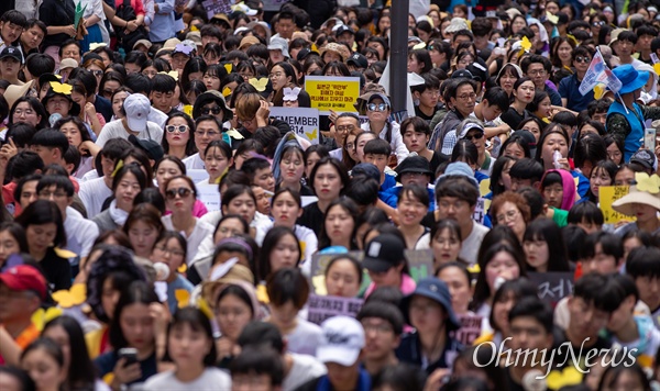 위안부 피해자 기림의 날인 14일 오전 서울 종로구 옛 일본대사관 앞에서 제 1400차 일본군성노예제 문재해결을 위한 정기 수요시위가 열리고 있다. 
