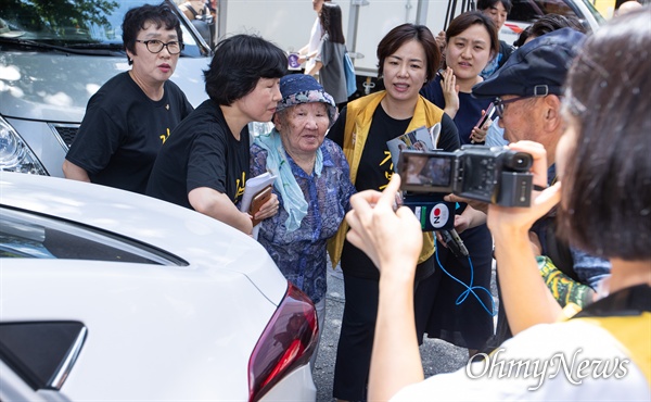 위안부 피해자 기림의 날인 14일 오전 서울 종로구 옛 일본대사관 앞에서 열린 제 1400차 '일본군성노예제 문제해결을 위한 정기 수요시위'에 참석한 길원옥 할머니가 폭염주의보로 인해 인사를 마치고 자리를 떠나고 있다. 
