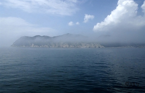 백령도에서 가까이 보이는 북한 황해남도 장산곶.