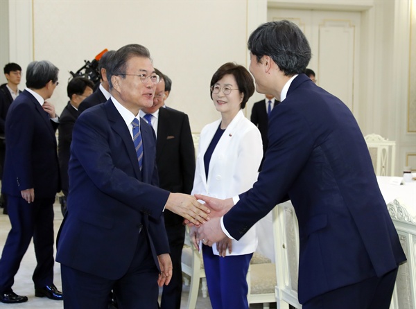 문재인 대통령이 14일 오후 청와대에서 열린 국정과제위원장 초청 오찬 간담회에 입장하며 장병규 4차산업혁명위원장(오른쪽) 등 국정과제위원장들과 인사하고 있다. 