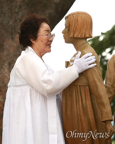 일본군 '위안부' 피해자 기림의 날인 8월 14일 오후 서울 남산 서울시교육청 교육연구정보원(옛 조선신궁터앞)에서 기림비 제막식이 열린 가운데, 이용수 할머니가 한국 소녀의 모습을 한 기림비를 어루만지고 있다.