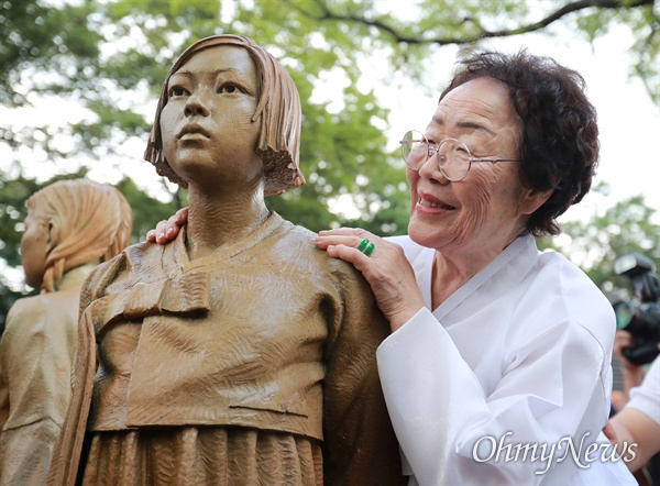  이용수 할머니가 한국 소녀의 모습을 한 기림비를 지켜보고 있다.