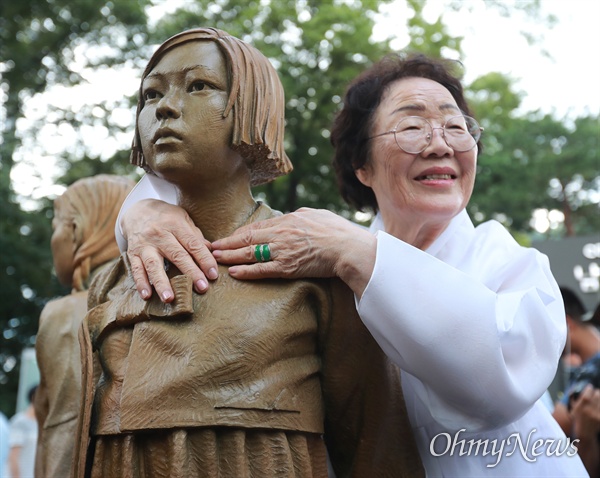 일본군 '위안부' 피해자 기림의 날인 지난 14일 오후 서울 남산 서울시교육청 교육연구정보원(옛 조선신궁터앞)에서 기림비 제막식이 열린 가운데, 이용수 할머니가 한국 소녀의 모습을 한 기림비를 어루만지고 있다.