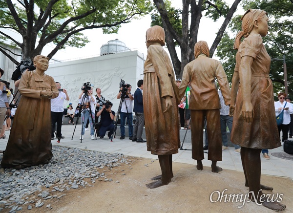 일본군 '위안부' 피해자 기림의 날인 14일 오후 서울 남산 서울시교육청 교육연구정보원(옛 조선신궁터앞)에서 기림비 제막식이 열렸다. 일본군 '위안부' 피해 사실을 전 세계에 처음 증언한 고 김학순 할머니(1924~1997)가 지켜보는 가운데, 서로 손을 잡고 있는 한국, 중국, 필리핀 세 나라 소녀들 사이에 빈자리가 하나 있다. 기림비를 만든 조각가 스티븐 와이트는 전 세계인들이 남은 자리를 채워 기림비를 완성해달라는 의미를 담았다고 밝혔다.