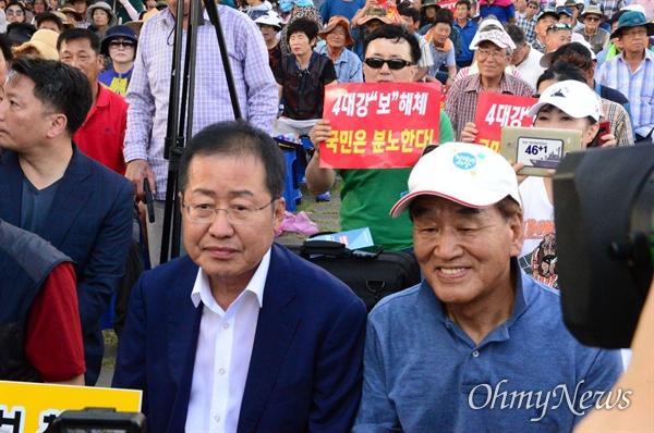 14일 오후 낙동강 창녕함안보에서 열린 '보 해체 반대 집회'에 홍준표 전 자유한국당 대표와 이재오 전 장관이 참석했다.