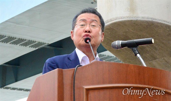 14일 오후 낙동강 창녕함안보에서 열린 '보 해체 반대 집회'에 홍준표 전 자유한국당 대표가 발언하고 있다.