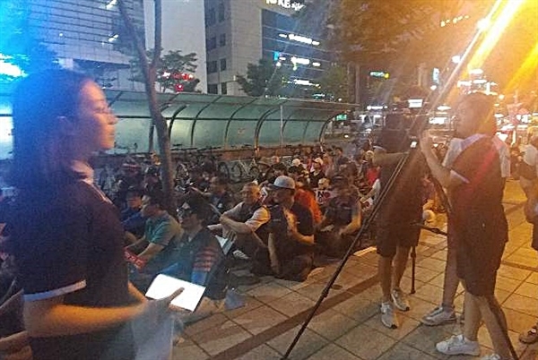 대전시청자미디어센터 소속 청소년들이 촛불 문화재를 취재하고 있다.