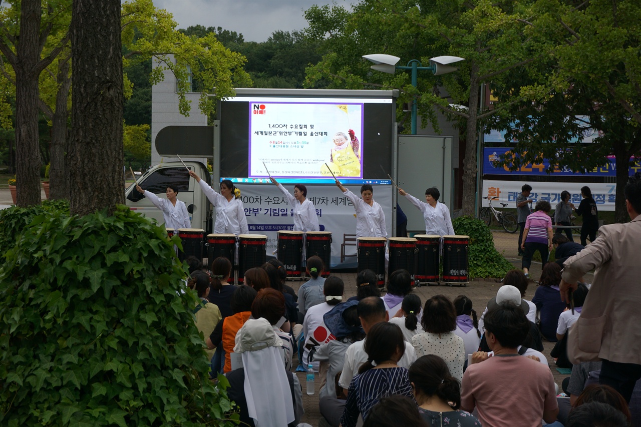 2019년 8월 14일 오후 5시 반에 개최된 시민집회에서 예술공연단이 나와서 난다공연극을 하였다.