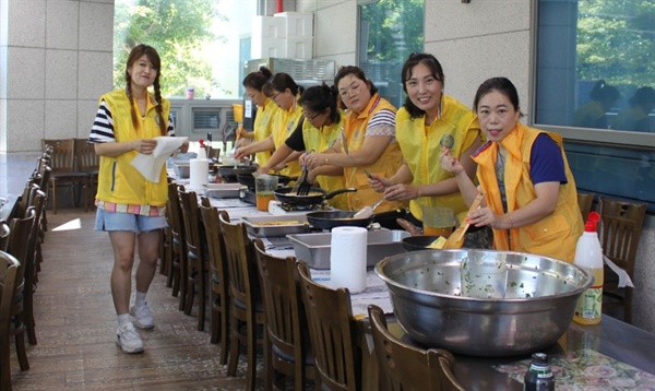  진해남중학교 '샤프론 봉사단'이 진해장애인복지관에서 봉사활동을 벌였다.