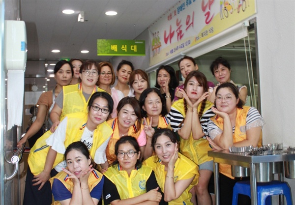 진해남중학교 '샤프론 봉사단'이 진해장애인복지관에서 봉사활동을 벌였다.