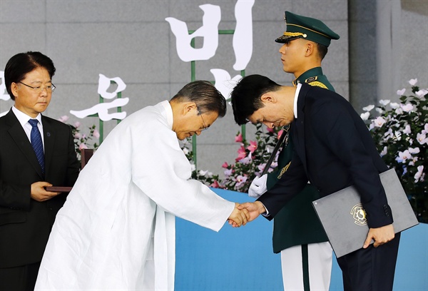 문재인 대통령이 15일 오전 천안 독립기념관 겨레의 집에서 열린 제74주년 광복절 경축식에서 고 김한정 독립운동가 증손자 김현탁 씨에게 건국훈장 애국장을 수여하고 있다. 김한정 애국지사는 1925년부터 제주에서 제주청년연합회 집행위원 등으로 활동하고 1931년 6월 비밀결사를 조직하여 활동하다 체포돼 징역 5년을 받는 등 독립에 기여했다.