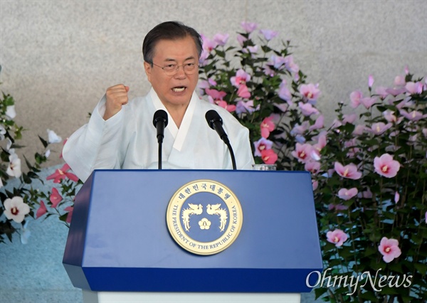 문재인 대통령이 15일 오전 충남 천안시 독립기념관에서 열린 '제74주년 광복절 정부 경축식'에서 "우리는 할 수 있습니다"를 외치고 있다.