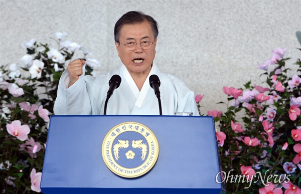문재인 대통령이 2019년 8월 15일 오전 충남 천안시 독립기념관에서 열린 '제74주년 광복절 정부 경축식'에서 "우리는 할 수 있습니다"를 외치고 있다.
