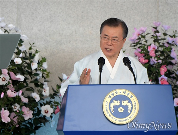 문재인 대통령이 15일 오전 충남 천안 독립기념관에서 열린 '제74주년 광복절 정부 경축식'에서 축사를 하고 있다.