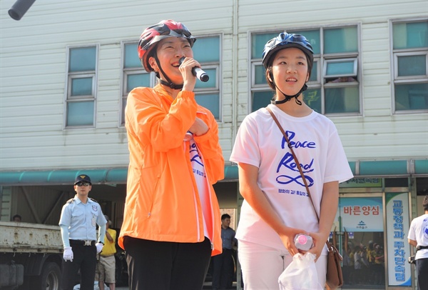  미추홀구청 앞에서 참여자를 격려하는 문훈숙 위원장(좌측)