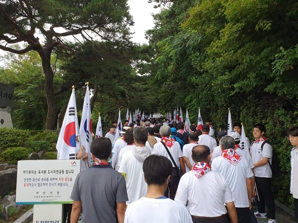 광복절을 맞아 서산에서는 이날 오전 6시 맹정호 서산시장을 비롯해 500여 명의 시민은 '광복 74주년 빛을 되찾다. 서산시민 한마음 걷기대회'가 열렸다.