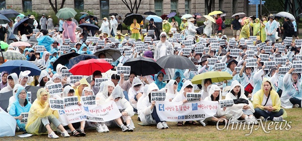  학생과 시민들이 15일 오전 서울 중구 서울광장에서 열린 ‘광복 74주년 강제동원 문제해결을 위한 시민대회’에 참석해 “아베는 강제동원 배상판결을 이행하고 피해자들에게 사죄하라”고 촉구했다.
