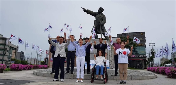 제 74주년 광복절을 맞아 홍성 백야 김좌진 장군 동상앞에서도 태극기를 흔들고 있다.