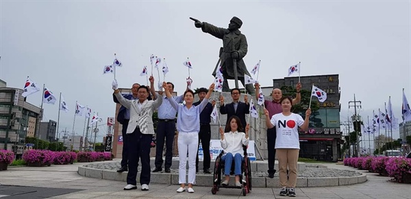  제 74주년 광복절을 맞아 홍성 백야 김좌진 장군 동상앞에서도 태극기를 흔들고 있다.