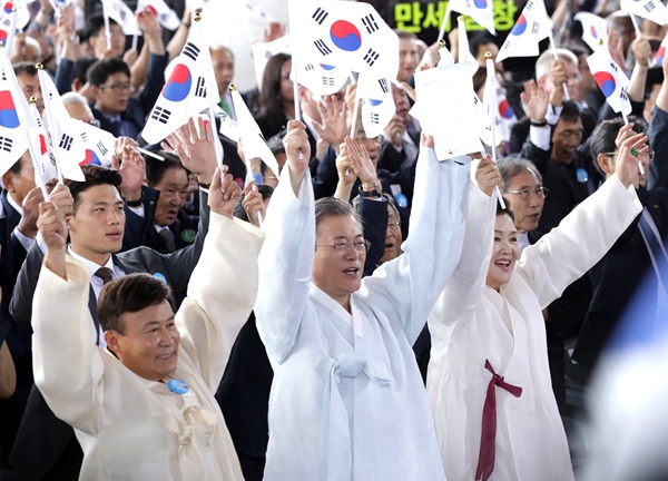 문재인 대통령이 15일 오전 천안 독립기념관 겨레의 집에서 열린 제74주년 광복절 경축식에서 참석자들과 함께 만세삼창을 하고 있다.