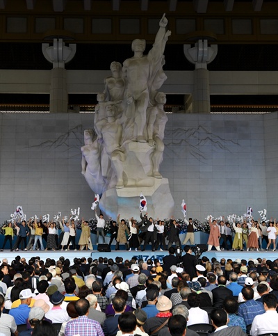 15일 오전 천안 독립기념관 겨레의 집에서 열린 제74주년 광복절 경축식에서 21세기 청년독립단 및 뮤지컬 배우들이 오프닝 공연 '나의 독립을 선포하라'를 공연하고 있다.