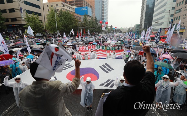 15일 오후 서울 숭례문앞에서 열린 우리공화당 주최 '8.15 문재인 좌파독재 정권 퇴진의 날' 태극기집회에서 홍문종, 조원진 공동대표가 무대에서 당원들과 함께 노래를 부르고 있다.