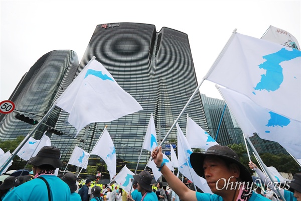 노동자통일선봉대가 한반도기를 흔들며 일본대사관이 입주한 건물앞을 지나고 있다.