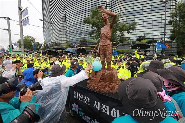 일제 강제징용 노동자상을 앞세워 일본대사관앞까지 행진을 한 노동자들이 일본대사관앞 진출을 시도하고 있다.