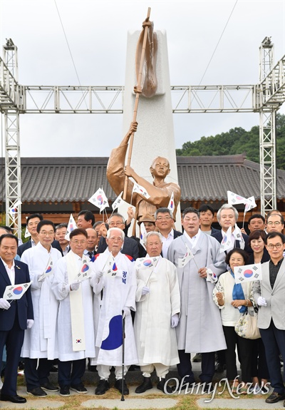 경상북도는 15일 안동시 경북독립운동기념관에서 3.1운동 및 대한민국 임시정부 100주년을 기념하는 조형물 제막식을 가졌다.