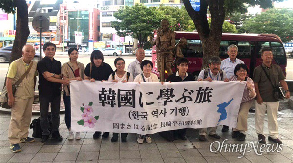 일본 ‘오카 마사하루 기념 나가사키평화자료관' 키무라 히데토 회원 등 평화활동가 12명이 15일 오후 창원 강제징용노동자상을 찾아 참배했다.
