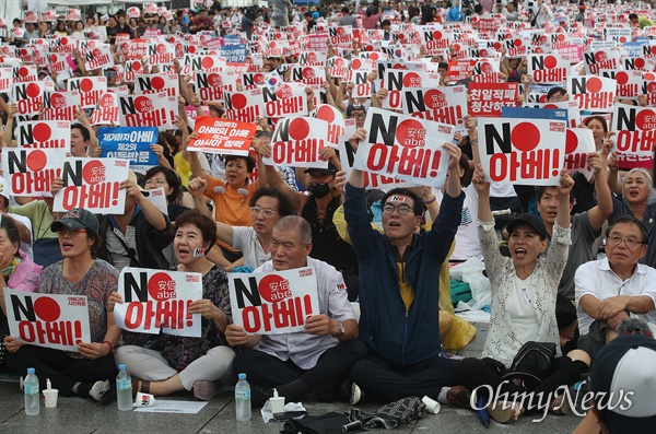 지난 8월 15일 서울 종로구 광화문광장에서 열린 ’8.15 74주년 역사왜곡 경제침략 평화위협 아베 규탄 및 정의평화실현을 위한 범국민 촛불문화제’ 당시 모습. 학생과 시민들이 아베 정권의 경제보복을 규탄하며 강제동원 사죄 등을 촉구하고 있는 모습.