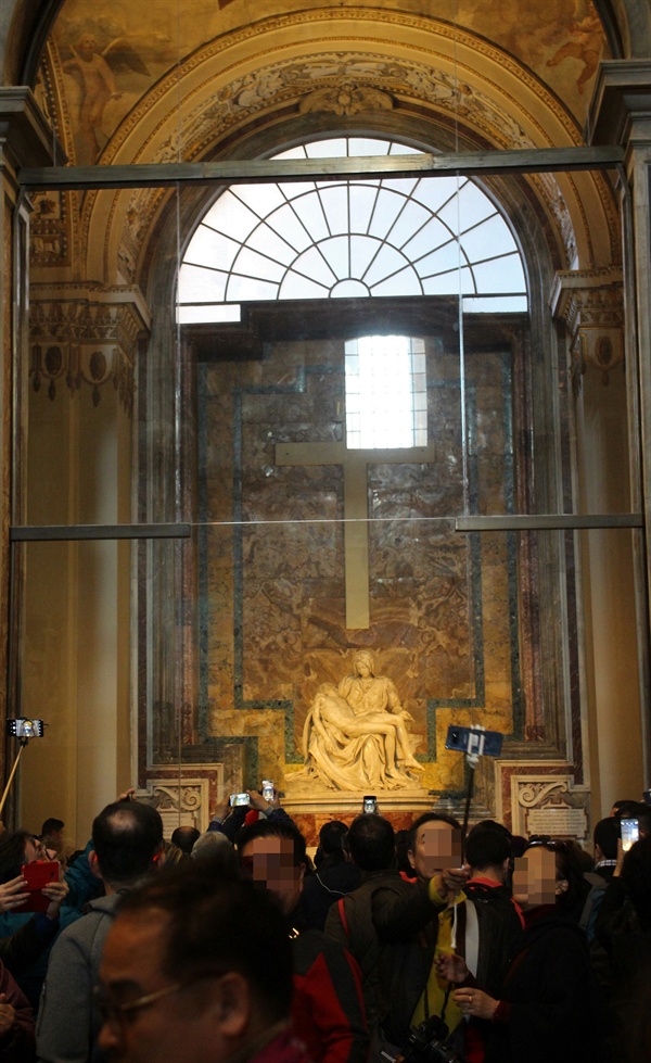 방탄 유리막 안에 보관되어 있는 미켈란젤로의 조각 작품 '피에타' 모습