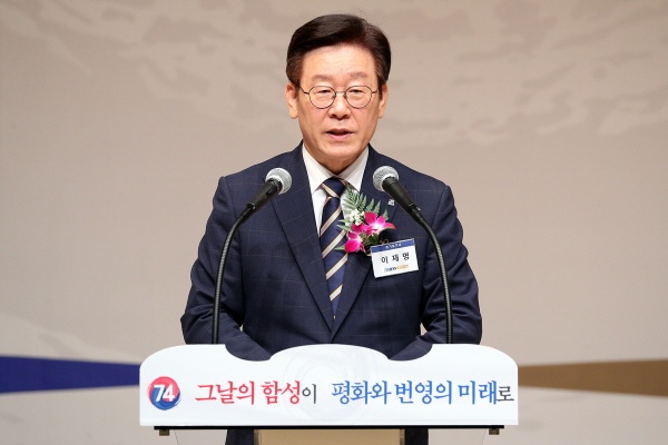 이재명 경기도지사는 최근 일본의 경제침략에 대해 단호한 대응과 함께 위기를 기회로 삼는 정책적 노력이 필요하다고 강조했다. 사진은 지난 15일 오전 경기도경제과학진흥원 경기홀에서 열린 ‘제74주년 광복절 경축식’에서 이재명 도지사가 경축사를 하는 모습.