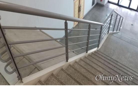 고인이 숨진 서울대학교 관악캠퍼스 제2공학관 지하 1층에 위치한 청소노동자 휴게실의 외관이다. 계단 아래에 위치한 공간으로, 성인 남성 2명이 간신히 누울 수 있을 정도의 크기였다.