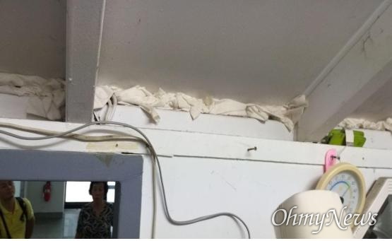 고인이 숨진 서울대학교 관악캠퍼스 제2공학관 지하 1층에 위치한 청소노동자 휴게실의 모습이다. 냉난방조차 되지 않아, 겨울 냉기를 막기위해 천장 틈새를 막은 모습도 사진에 찍혔다.
