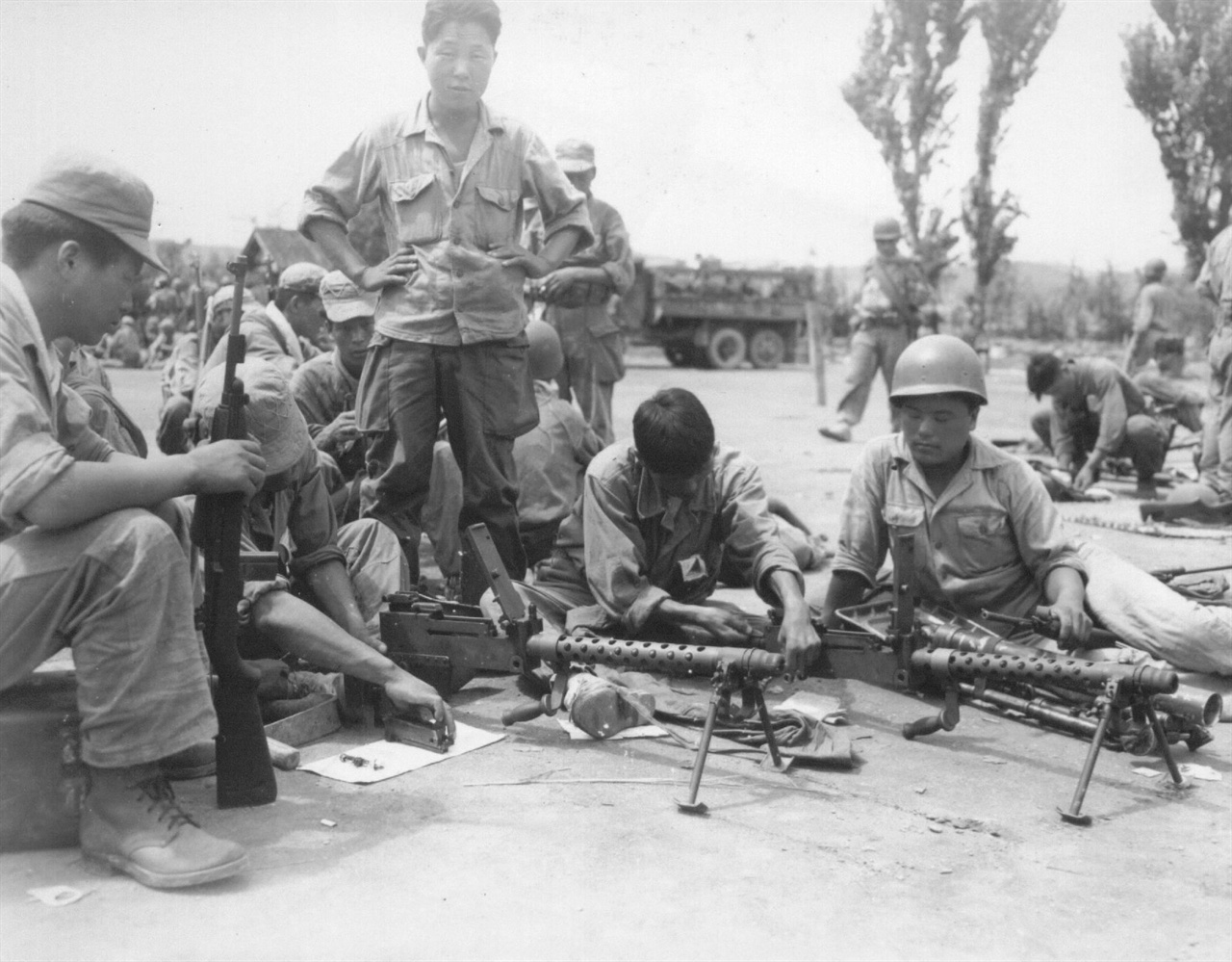 5. 국군 병사들이 기관총(LMG) 손질을 하고 있다(1950. 8. 13.).