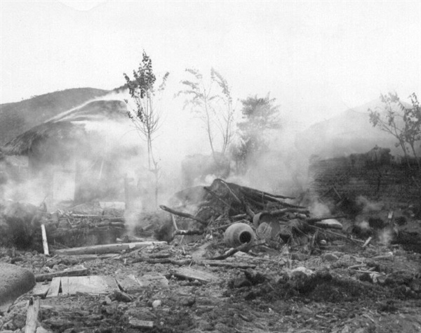 9. 울산 부근, 폭격으로 불타고 있는 마을(1950. 8. 23.).