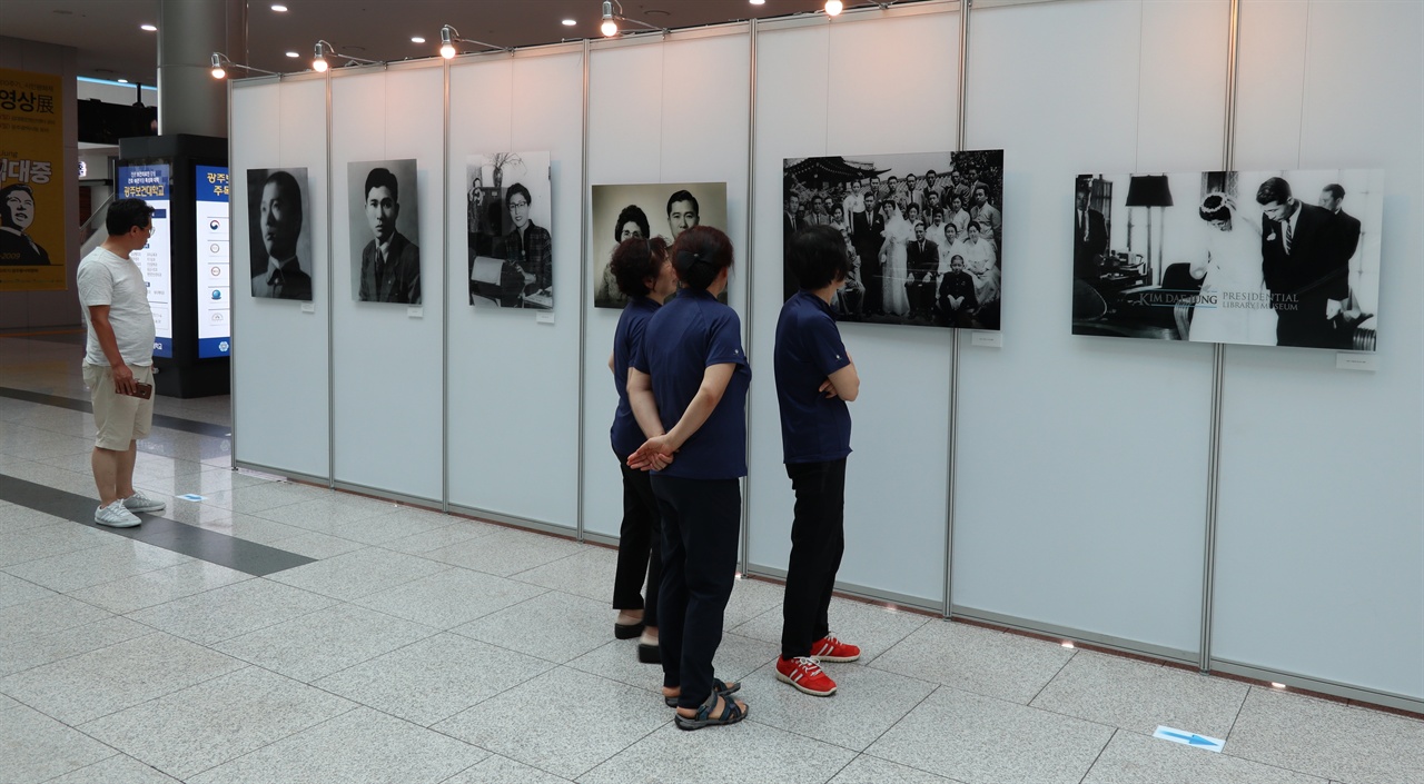 ‘아! 김대중, 사진·영상전’이 열리고 있는 광주 김대중컨밴션센터 로비